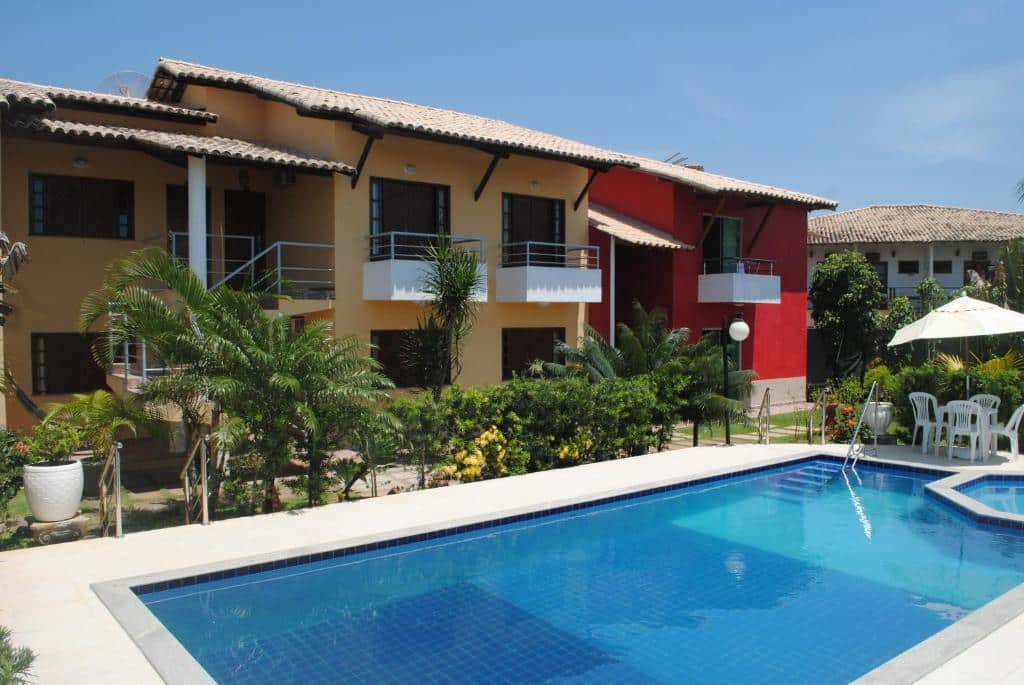 Piscina e área externa da Residence Vila Europa, um dos airbnb em Porto Seguro
