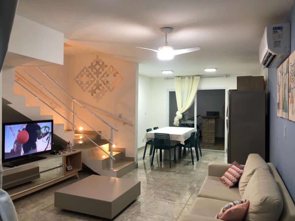 Sala de estar e cozinha compacta em Casa em Condomínio Maresias em Toque-Toque Pequeno.