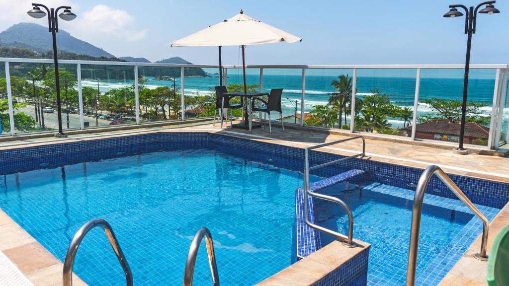 Piscina do UPG Hotel, piscina na parte alta da acomodação dando vista direta para a Praia Grande