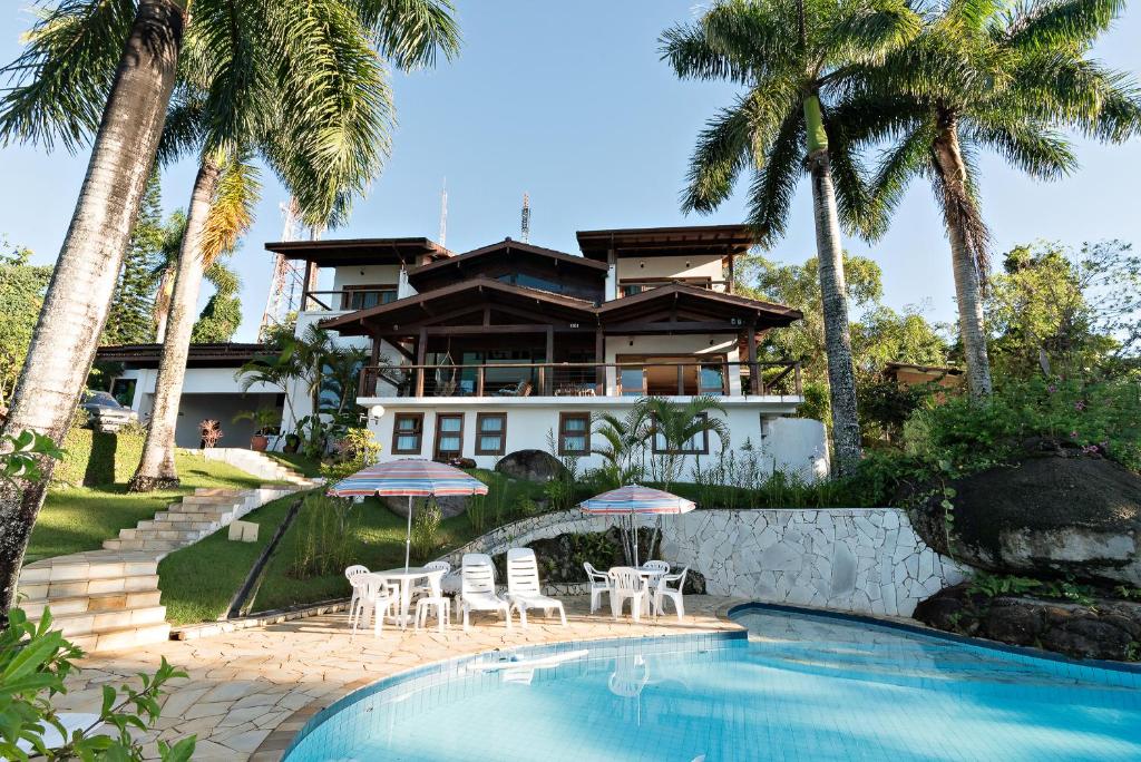Vista da frente da Casa Bela Vista Ubatuba - Tenório com piscina na Praia Vermelho do Centro.