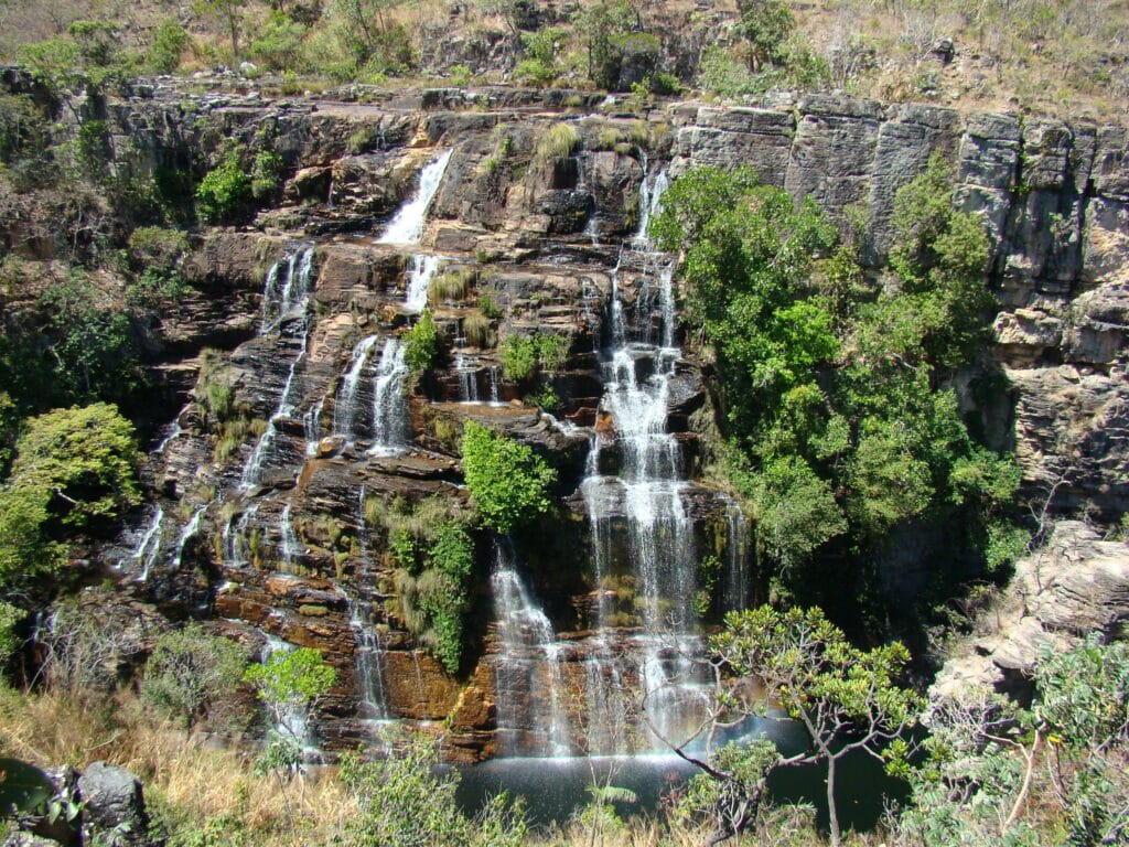 Cachoeira Almécegas II em Chapada dos Veadeiros com diversas quedas d'água e muita vegetação ao redor