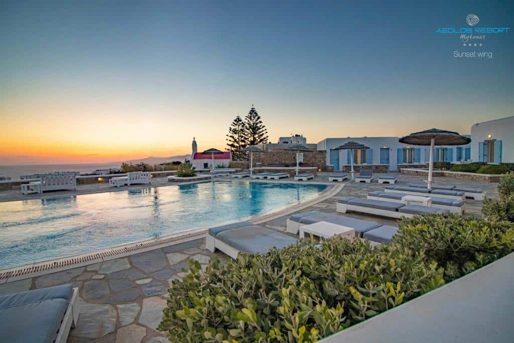 Piscina com vista do pôr do sol do Aeolos Resort, um dos hotéis em Mykonos