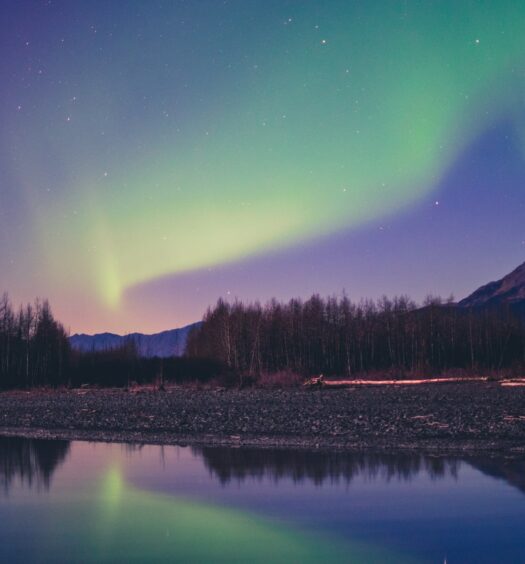 aurora boreal vista de cima de um lago no Alaska para representar seguro viagem Alaska