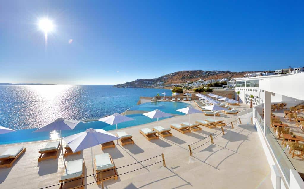 área externa com piscina e vista do mar do Anax Resort and Spa, um dos hotéis em Mykonos
