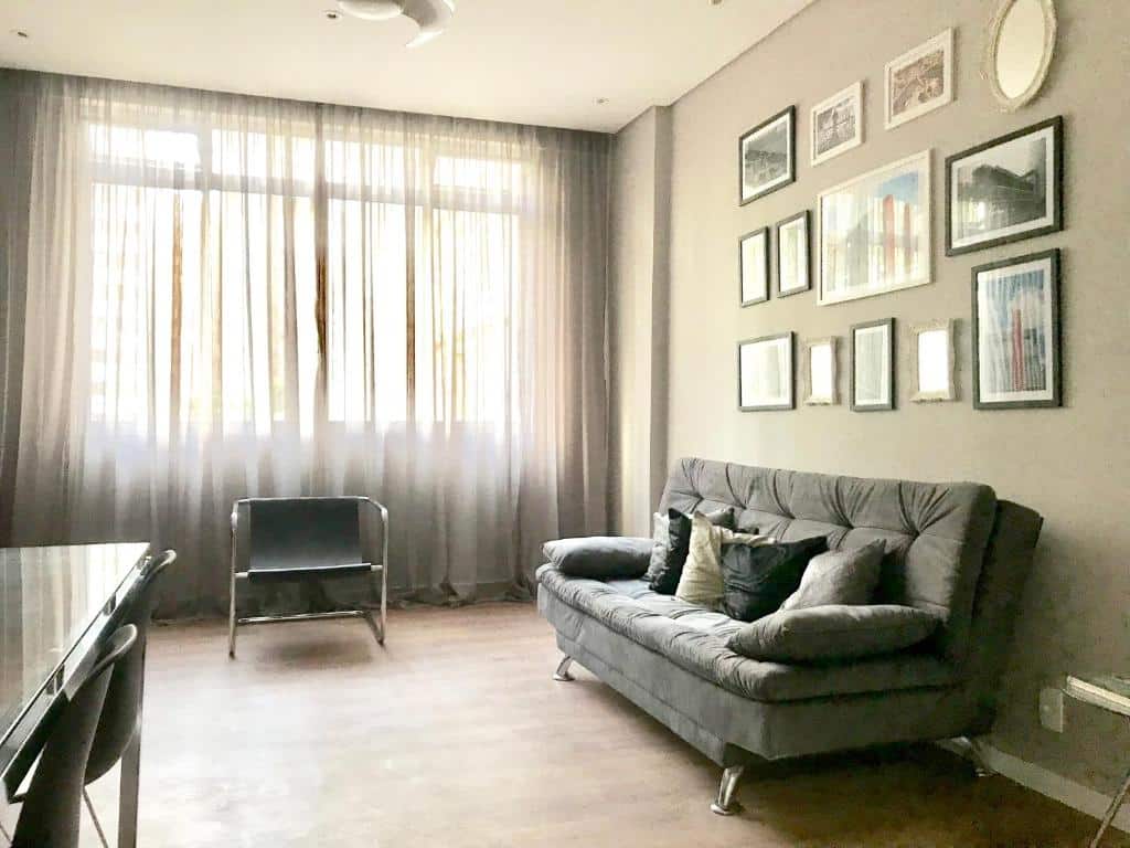Sala de estar de um dos apartamentos na Avenida Paulista, dos airbnb em São Paulo