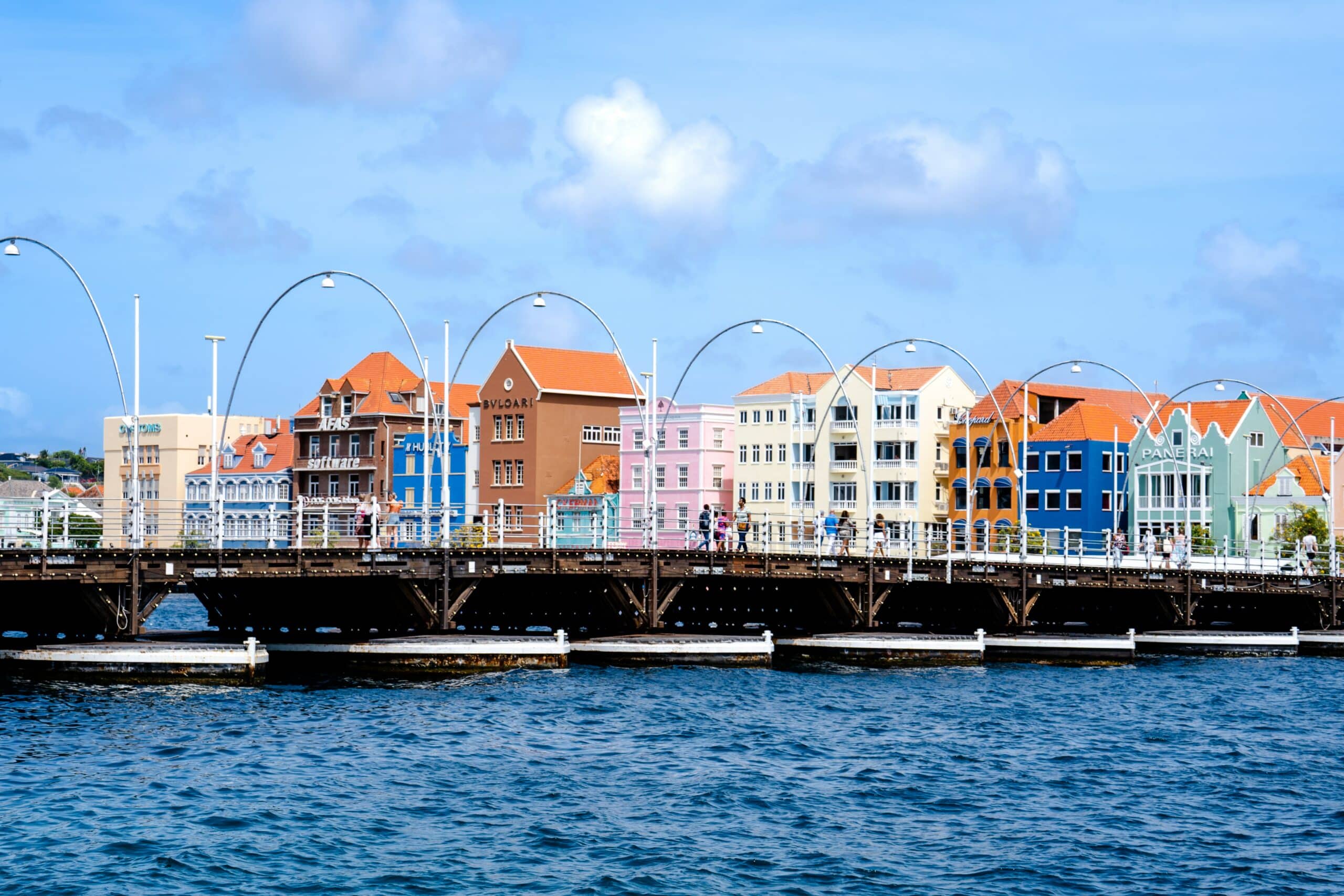 ponte de pedestre em frente as casas coloridas de willemstad
