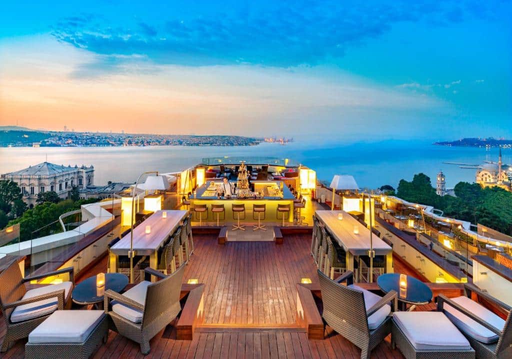 bar no terraço do Swissotel The Bosphorus Istanbul uma opção de hotel em Istambul