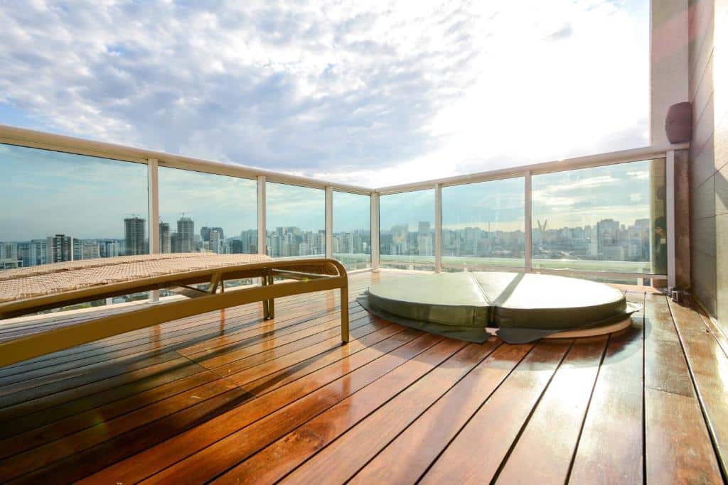 Sacada com jacuzzi do Beautiful Penthouse, um dos airbnb em São Paulo