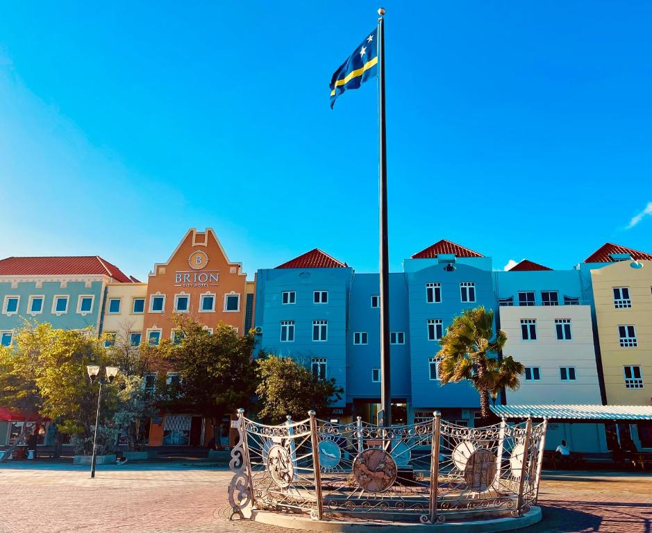 vista frontal do Brion City Hotel BW Signature Collection em Curaçao