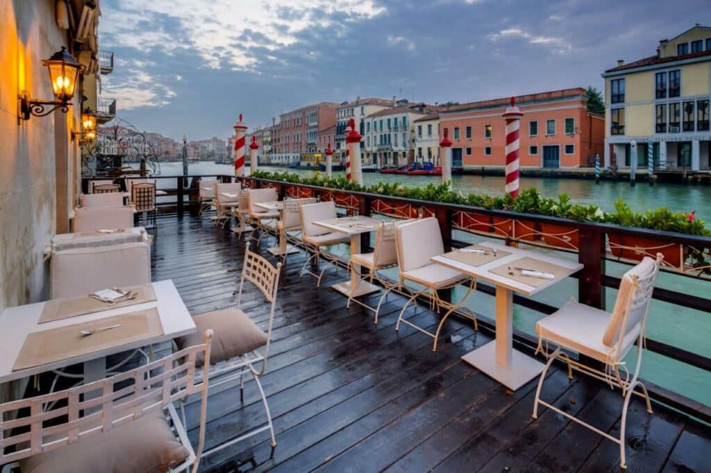 Terraço do BW Premier Collection CHC Continental  com mesas e cadeiras com vista direta para a Lagoa de Veneza