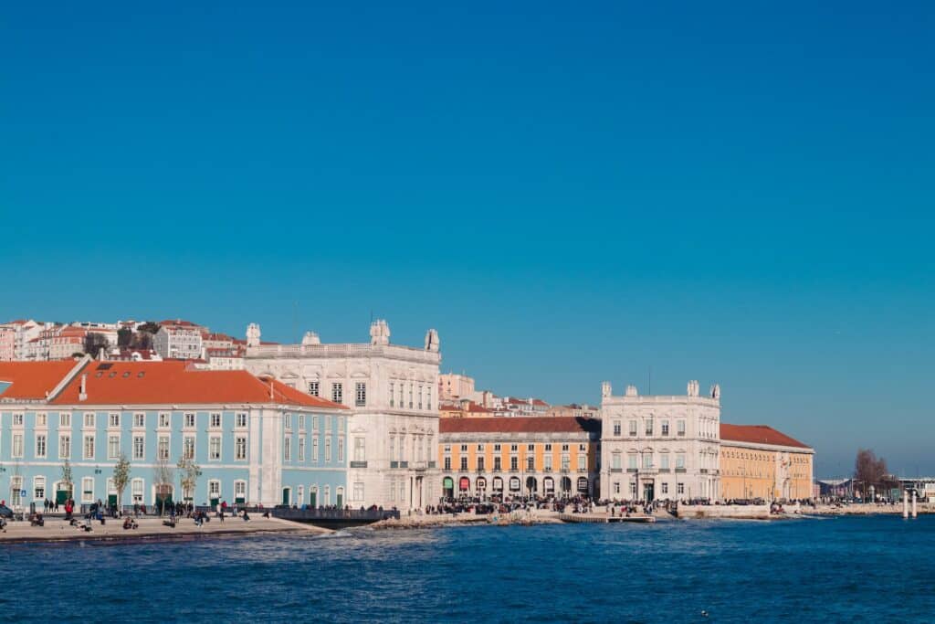Construções típicas e coloridas de Lisboa, em frente ao Cais do Sodré, em dia de céu límpido, sem nuvens