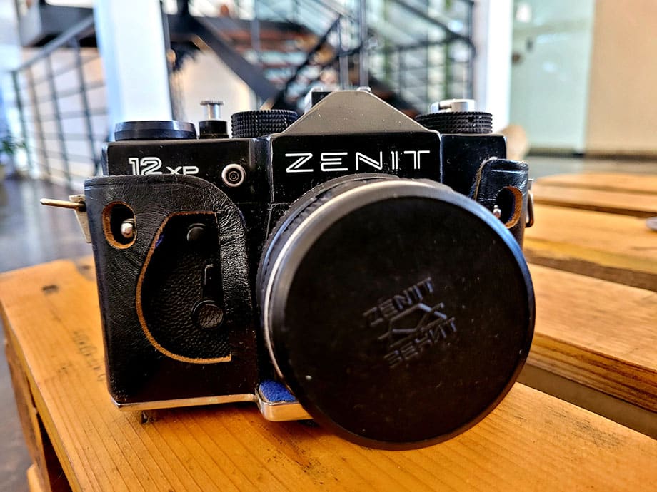 câmera antiga de fotografia em cima de um tablado de madeira na recepção da pousada dos ofícios