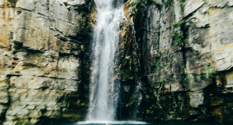 Uma cachoeira cercada por formações rochosas