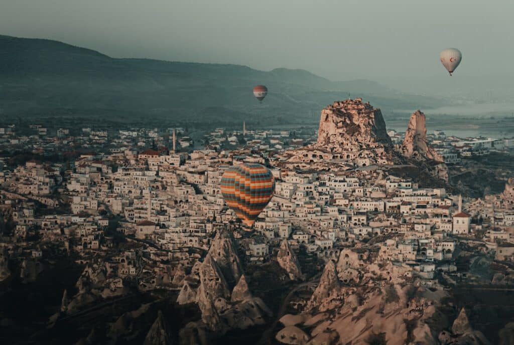 vista com balões do Castelo de Uchisar na Capadócia