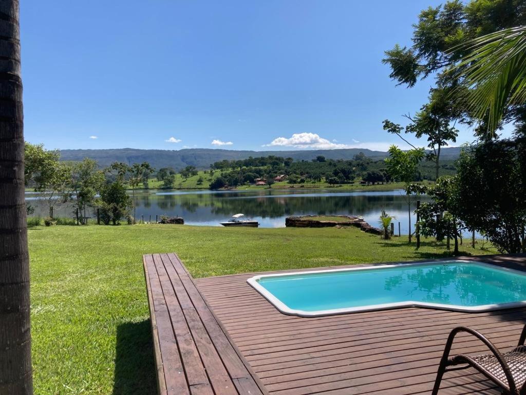 Vista da piscina e um lago no Chalé & Lounge na Serra da Canastra.