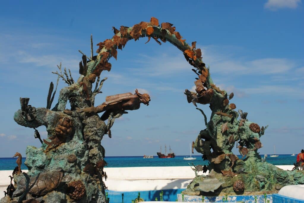 coral reefs monument em cozumel com mar ao fundo durante o dia ilustrando post seguro viagem cozumel