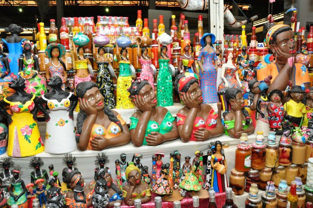 Artensato no Mercado Municiapl de Montes Claros com esculturas coloridas de mulheres
