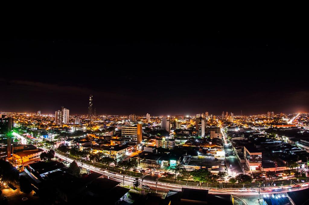 Vista do Único Apart Hotel da cidade de Feira de Santana a noite.