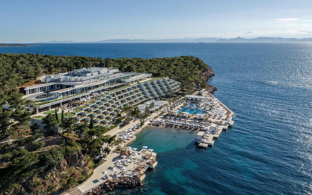 Vista do hotel Four Seasons Astir Palace, na costa do mar de Atenas