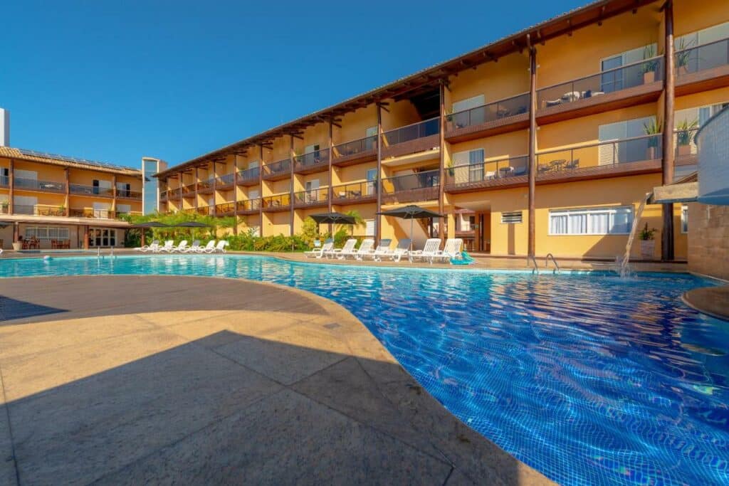 Parte do Hotel Costa Norte Massaguaçu, com piscina ao ar livre, e apartamentos com varanda no entorno