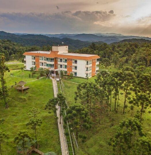Vista do Hotel Fazenda Dona Francisca, rodeado de natureza, em Joinville