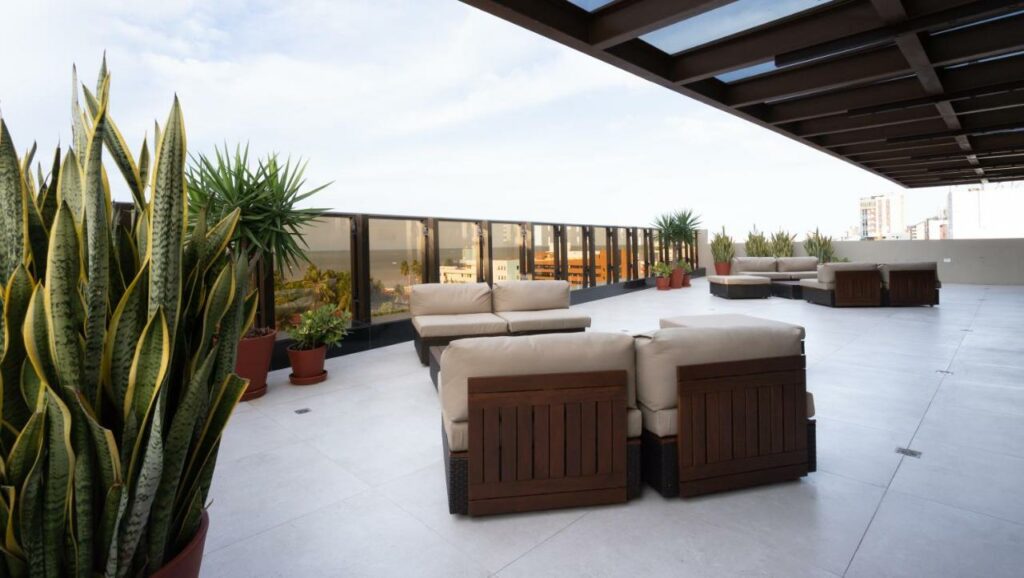 Vista do terraço do Hotel Manaíra virado para a cidade a praia com muitos sofás para se sentar