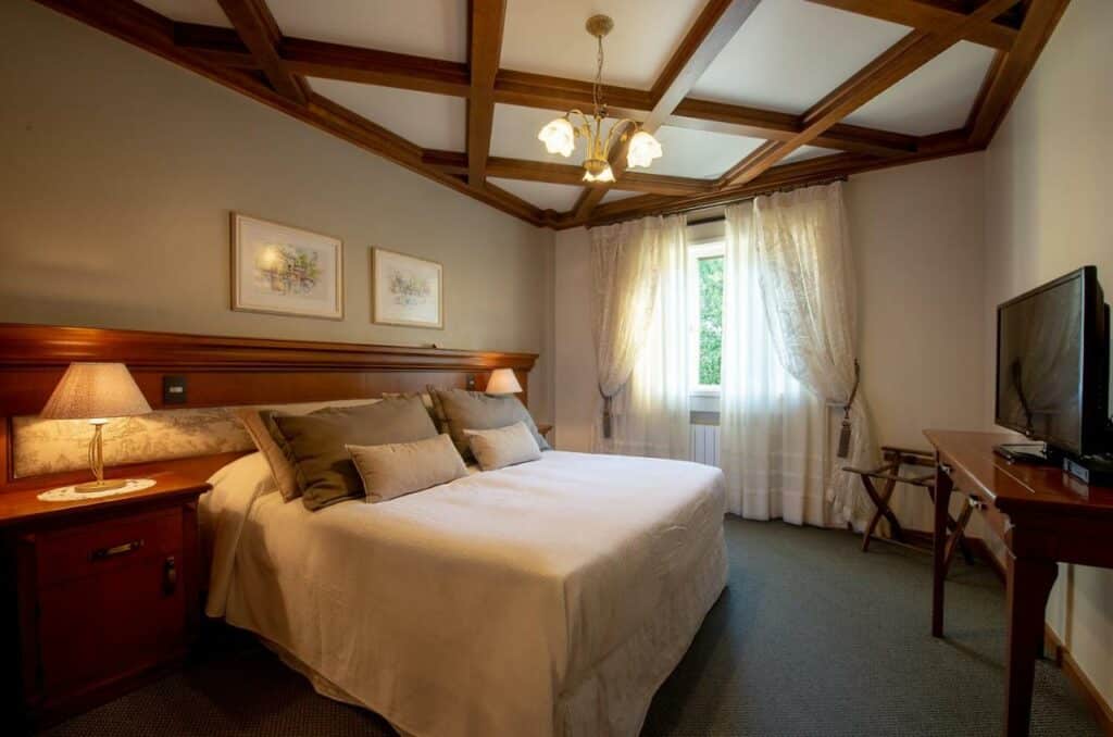 Quarto suntuoso, com cama grande e TV plana, no Hotel Ritta Hoppner, em Gramado