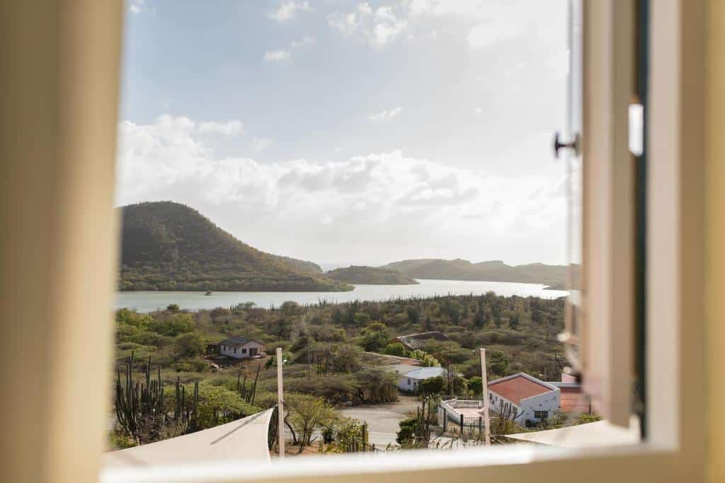 janela com vista para o mar e as montanhas em Curaçao no Landhuis Klein Santa Martha Boutique Hotel Restaurant