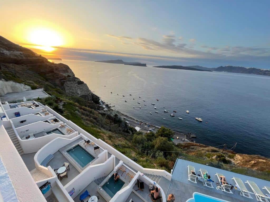 Vista dos quartos do Kokkinos Villas, um dos hotéis em Santorini