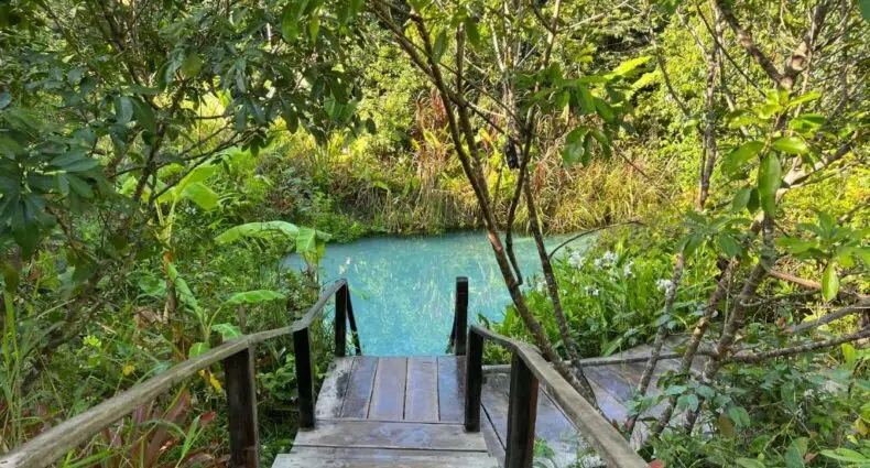Lago azul no meio da mata em Jalapão.