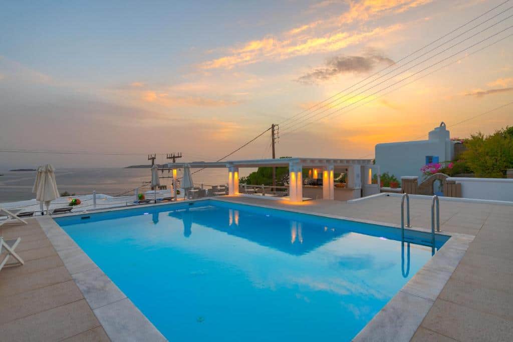 Piscina com vista do pôr do sol do Lithos by Spyros & Flora, um dos hotéis em Mykonos
