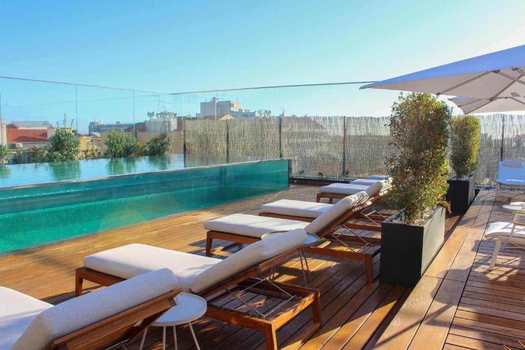 Área de terraço, com piscina e espreguiçadeiras, num dos hotéis em Lisboa, o Lux Lisboa Park