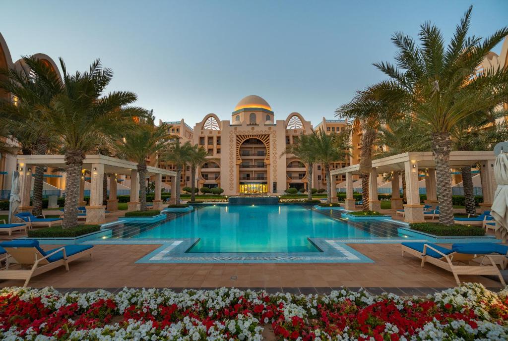 área de lazer com piscina do Luxury 4BR 4BA Private Pool Penthouse, um dos alugueis de temporada em Dubai