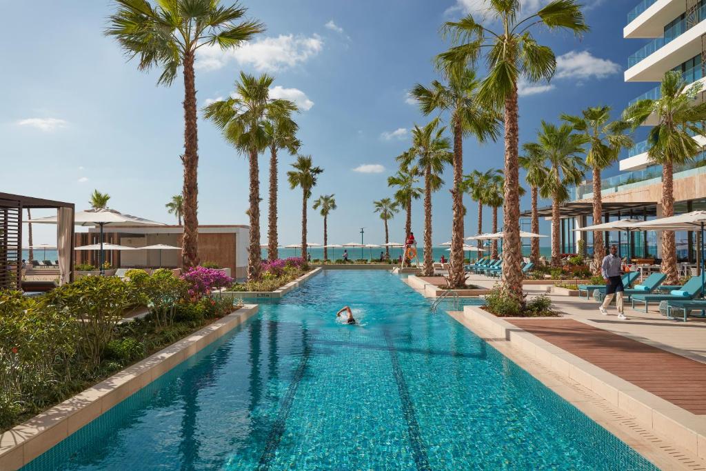 Piscina e área externa do Mandarin Oriental Jumeira, um dos hotéis em Dubai