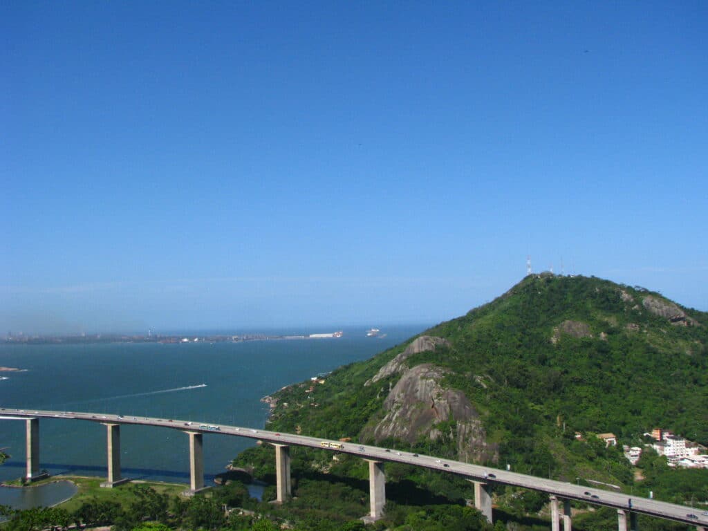 Morro no Moreno em Vila Velha com vista para o mar ao fundo e sob um céu azul sem nuvens