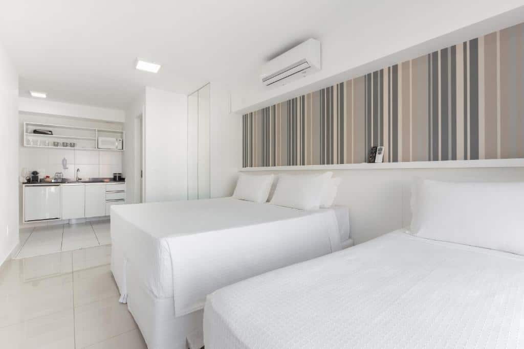 Airbnb em São Paulo, um dos estúdios do Nomah no Anhembi, com duas camas grandes, ar-condicionado e pequena cozinha