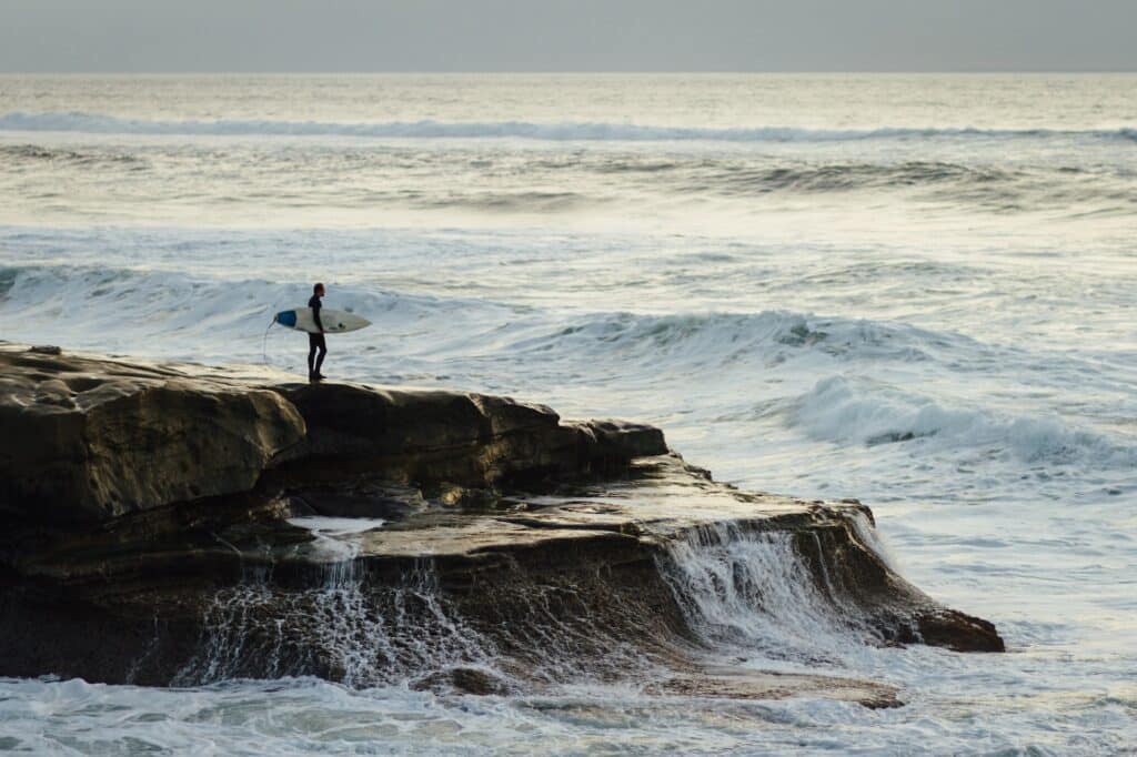 surfista na pedra em ocean beach durante o dia representando seguro viagem san diego
