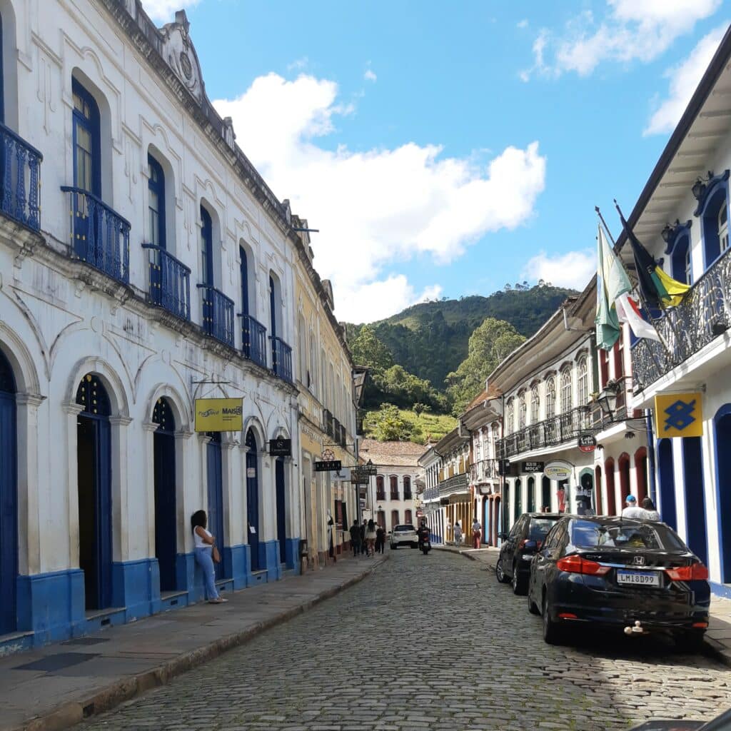 Típicas ruas de pedra cercadas por casas do estilo colonial com vista para as montanhas no centro de Ouro Preto