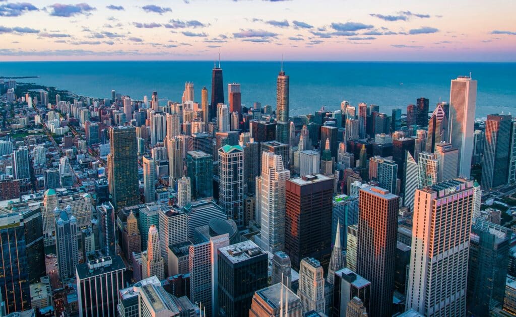 Foto dos arranha-céus em Chicago durante o dia com vista para o mar