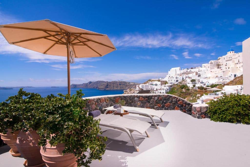 Varanda de uma das acomodações do Pezoules of Oia, um dos hotéis em Santorini