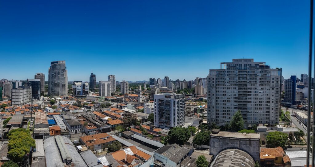 Vista dos prédios, ruas e casas do bairro Pinheiros, em São Paulo