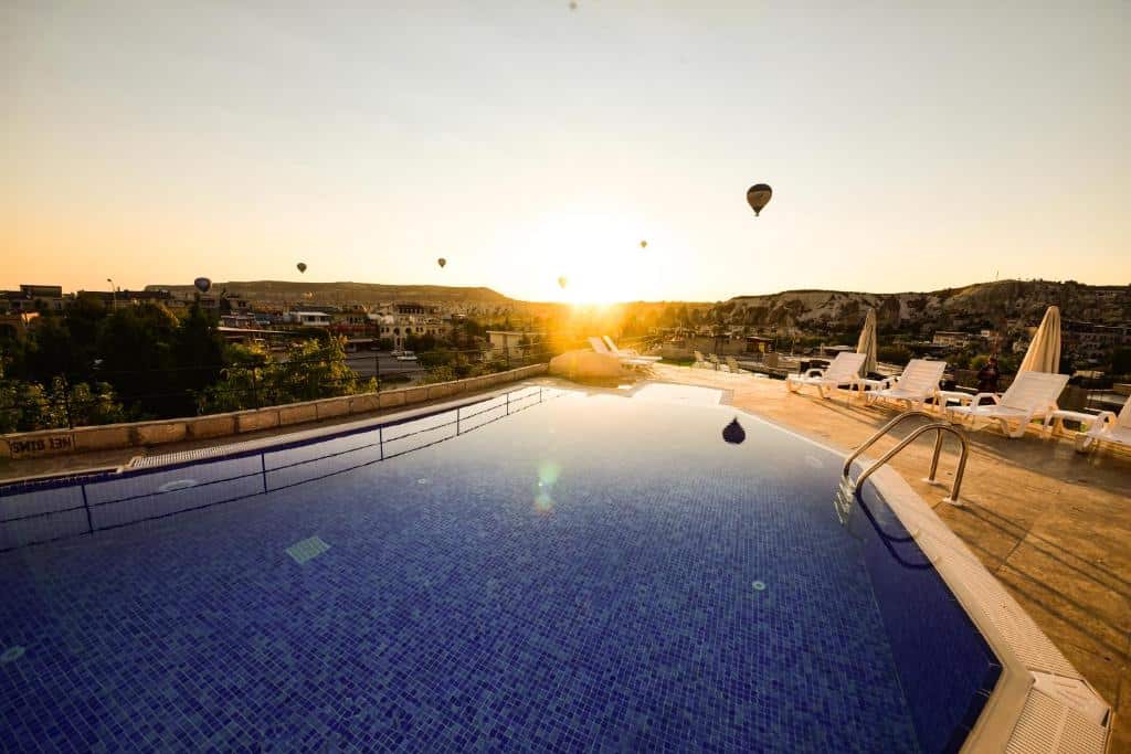 piscina ao pôr do sol no Cappadocia Caves Hotel na Capadócia