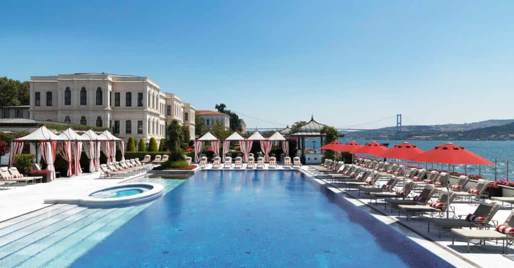 piscina com vista do mar no Four Seasons Hotel Istanbul at the Bosphorus