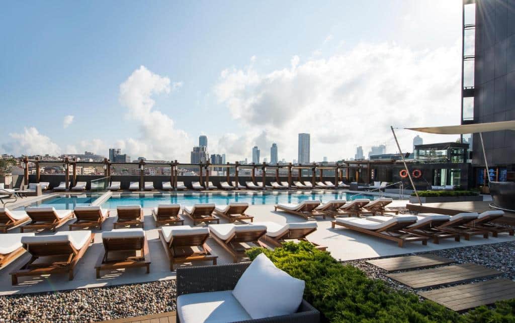 piscina no terraço do Hilton Istanbul Bomonti uma das opções de hotéis em Istambul