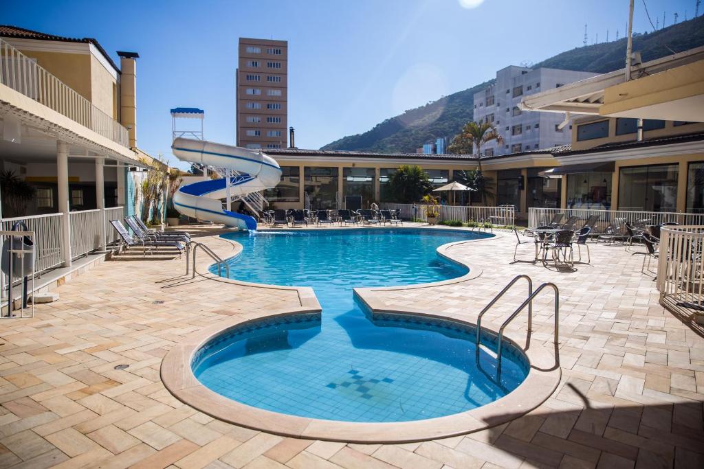 piscina com tobogã no Hotel Minas Gerais uma das opções de pousadas em Poços de Caldas