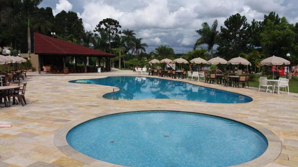 piscinas no Hotel Nascentes da Serra uma das opções de hotéis e pousadas em Poços de Caldas