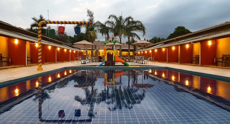piscina do Hotel Pousada Villa Itália Olímpia uma das opções de pousadas em Olímpia