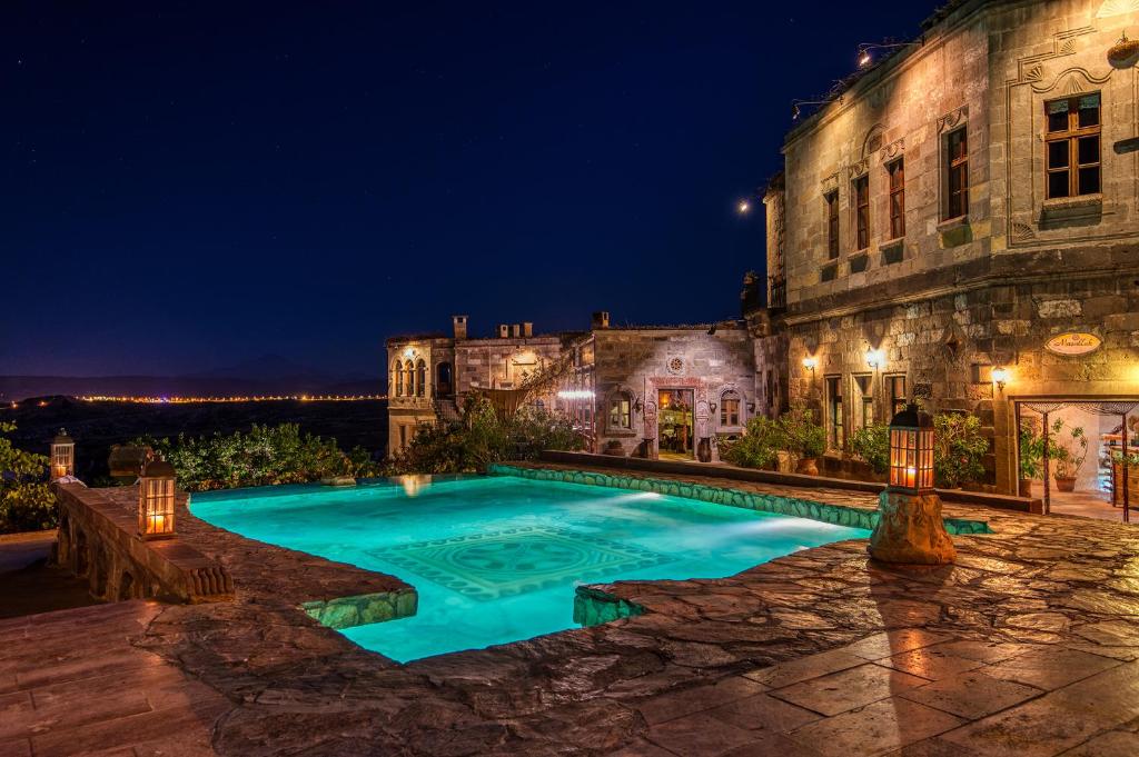 piscina à noite do Museum Hotel uma das opções de hotéis na Capadócia