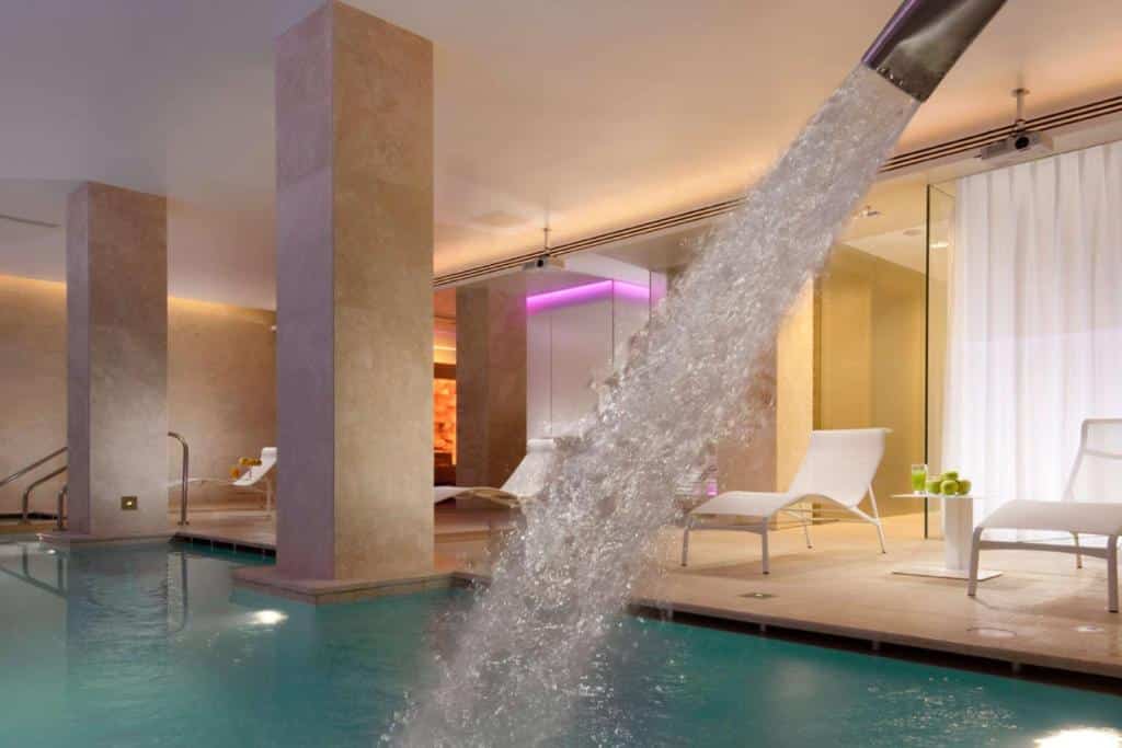 piscina interna do Palazzo Montemartini Rome, A Radisson Collection Hotel em Roma