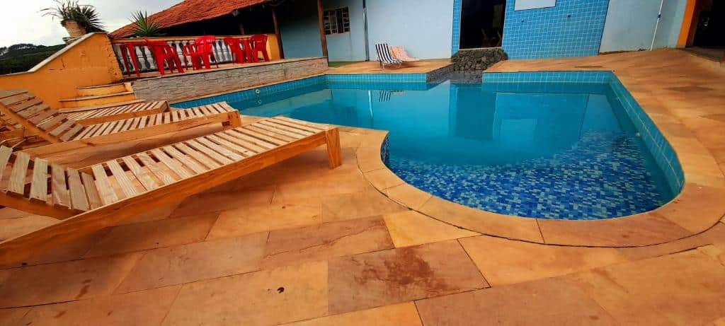 piscina da Pousada Girassol uma das opções de pousadas em Poços de Caldas